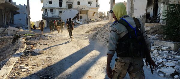 Combatentes da milícia no campo dos refugiados palestino de Handarat no sudeste de Aleppo liberada dos terroristas, Síria - Sputnik Brasil