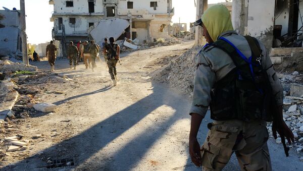 Combatentes da milícia no campo dos refugiados palestino de Handarat no sudeste de Aleppo liberada dos terroristas, Síria - Sputnik Brasil