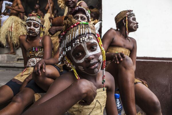 Congoleses vestidos com roupas nacionais antes de sua apresentação no âmbito do projeto Capoeira pela Paz em Kinshasa, República Democrática do Congo. 26 de setembro de 2016 - Sputnik Brasil