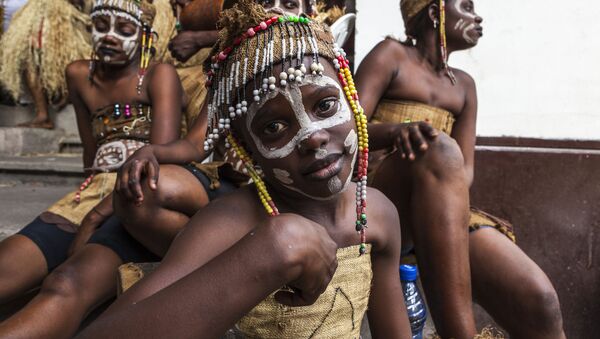 Congoleses vestidos com roupas nacionais antes de sua apresentação no âmbito do projeto Capoeira pela Paz em Kinshasa, República Democrática do Congo. 26 de setembro de 2016 - Sputnik Brasil