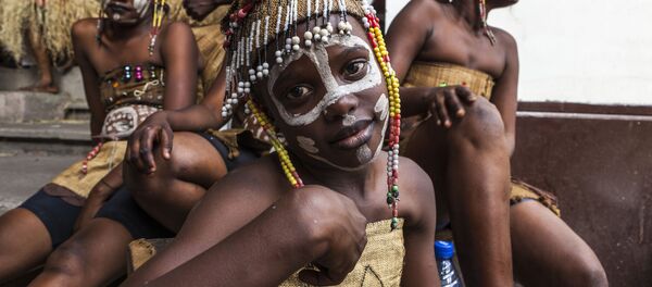 Congoleses vestidos com roupas nacionais antes de sua apresentação no âmbito do projeto Capoeira pela Paz em Kinshasa, República Democrática do Congo. 26 de setembro de 2016 - Sputnik Brasil