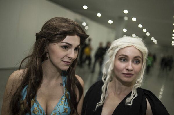 Iris e Yulia são Margaery Tyrell e Daenerys Targaryen, respectivamente, personagens da série Game of Thrones - Sputnik Brasil