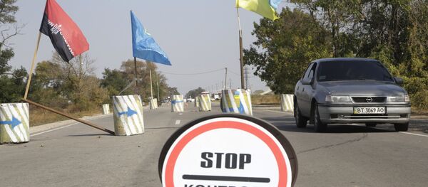 Ativistas do grupo Setor de Direita (proibido na Rúsisia) e os da comunidade de tártaros crimeanos realizam buscas e inspeção de carros e documentos na entrada à Crimeia por parte do território da Ucrânia - Sputnik Brasil