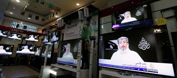 Nasser bin Ali al-Ansi, líder do ramo iemenita da Al Qaeda (AQAP), é exibido na televisão em uma loja de eletrônicos em Sanaa 14 de janeiro de 2015 - Sputnik Brasil