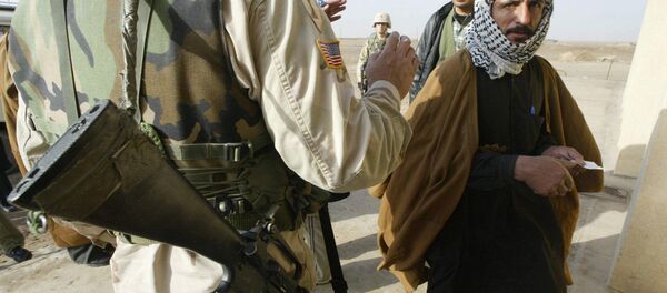 No Iraque soldado americano verifica ID do iraquiano - foto de arquivo de 2003 - Sputnik Brasil