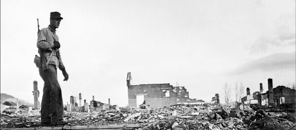 Foto de arquivo: soldado americano passeia pelas ruínas na cidade norte-coreana de Hamhung - Sputnik Brasil