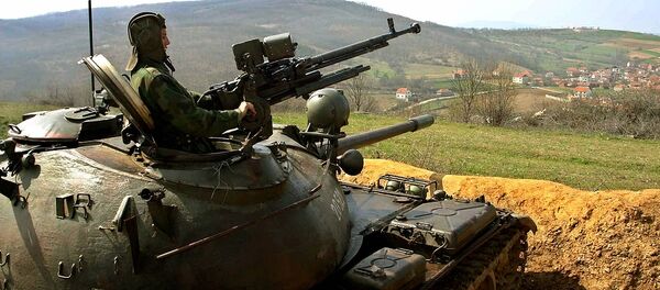 Soldados dos Exércitos da Sérvia e Montenegro monitoram a fronteira entre a Sérvia e Kosovo (foto de arquivo) - Sputnik Brasil