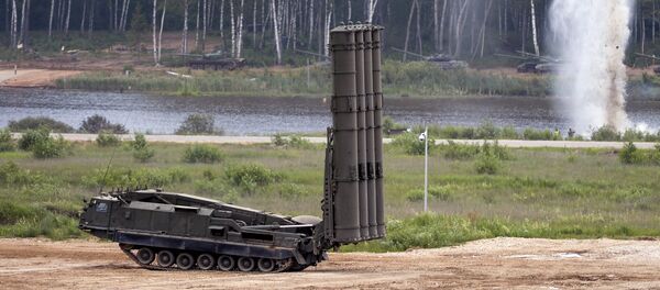 Sistema de mísseis S-300VM Antey-2500 durante o fórum militar EXÉRCITO 2015 na região de Moscou, Rússia (foto de arquivo) Sistema de mísseis S-300VM Antey-2500 durante o fórum militar EXÉRCITO 2015 na região de Moscou, Rússia (foto de arquivo) - Sputnik Brasil