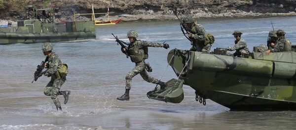 Soldados filipinos durante exercícios navais conjuntos com EUA - Sputnik Brasil