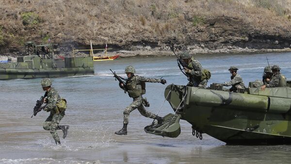 Soldados filipinos durante exercícios navais conjuntos com EUA - Sputnik Brasil