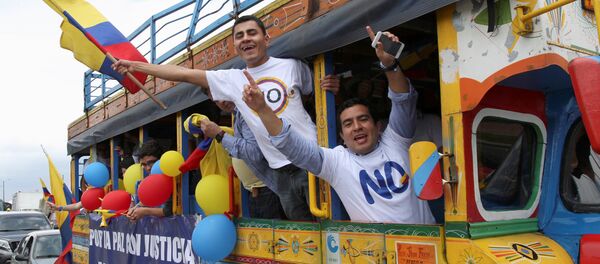 Manifestantes a favor do não no referendo sobre o acordo de paz com as FARC na Colômbia - Sputnik Brasil