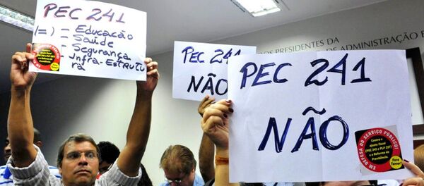 Manifestantes contra a PEC 241 na Comissão Especial Novo Regime Fiscal da Câmara dos Deputados Manifestantes contra a PEC 241 na Comissão Especial Novo Regime Fiscal da Câmara dos Deputados - Sputnik Brasil