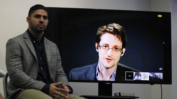 David Miranda divulgando Tratado Internacional sobre direito à privacidade em conferência com Edward Snowden - Sputnik Brasil