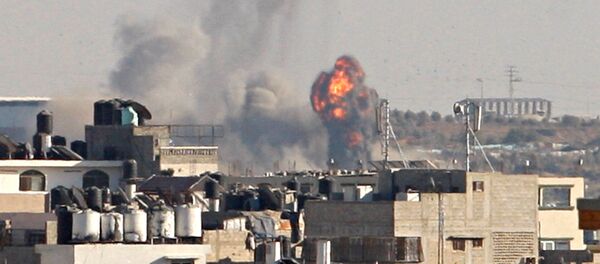 Fumaça e chamas são vistas na sequência do que testemunhas disseram ter sido um ataque aéreo israelense, a leste da Cidade de Gaza - 5 de outubro de 2016 - Sputnik Brasil