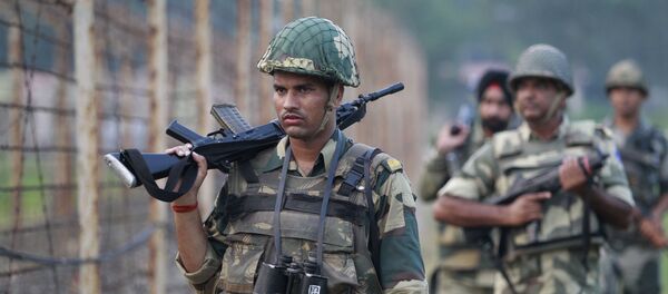 Forças de segurança indianas atuando na fronteira entre Índia e Paquistão Forças de segurança indianas atuando na fronteira entre Índia e Paquistão - Sputnik Brasil