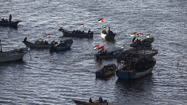 Palestinos velejam com a bandeira nacional no porto da Cidade de Gaza em apoio à flotilha de mulheres ativistas internacionais que tentam romper o bloqueio israelense à Faixa de Gaza - 5 de outubro de 2016 - Sputnik Brasil