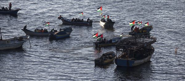 Palestinos velejam com a bandeira nacional no porto da Cidade de Gaza em apoio à flotilha de mulheres ativistas internacionais que tentam romper o bloqueio israelense à Faixa de Gaza - 5 de outubro de 2016 Palestinos velejam com a bandeira nacional no porto da Cidade de Gaza em apoio à flotilha de mulheres ativistas internacionais que tentam romper o bloqueio israelense à Faixa de Gaza - 5 de outubro de 2016 - Sputnik Brasil