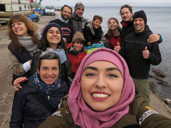 Gabriela , a mãe Kety e outros voluntários ajudando os refugiados na Grécia - Sputnik Brasil