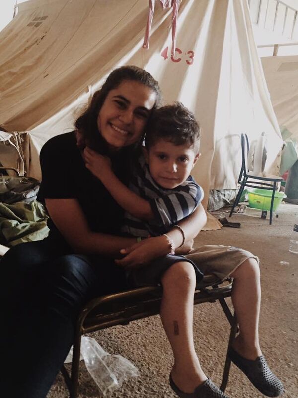 Gabriela Shapazian com uma das crianças refugiadas que cuidou na Grécia - Sputnik Brasil