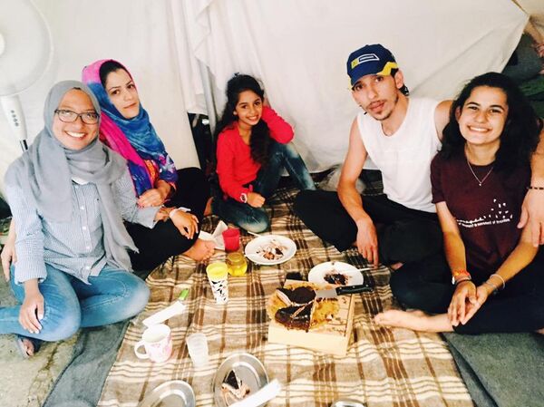 Voluntários como Gabriela Shapazian, acabam fazendo um pouco parte das famílias refugiadas durante o auxílio - Sputnik Brasil