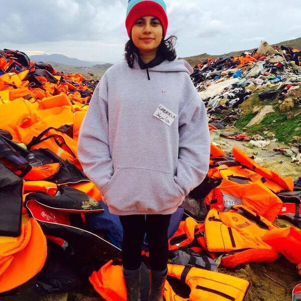 Gabriela Shapazian no campo de refugiados - Sputnik Brasil