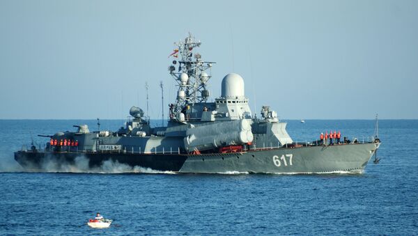 Navio ligeiro porta-mísseis Mirazh da Frota do MAr Negro no porto de Sevastopol, Rússia - Sputnik Brasil