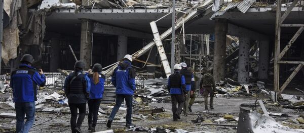 Observadores de OSCE no aeroporto de Donetsk - Sputnik Brasil