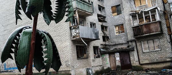 Casa destruída em Donetsk - Sputnik Brasil