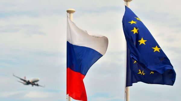 Flags of Russia, EU, France and coat of arms of Nice on the city's promenade - Sputnik Brasil