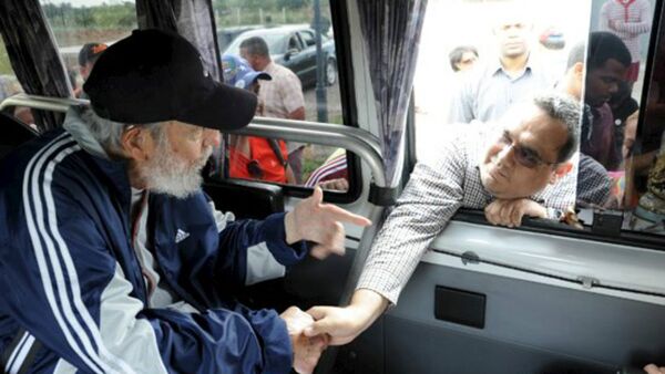 Cuban former president Fidel Castro talks to a delegation of Venezuelans in Havana March 30, 2015 - Sputnik Brasil