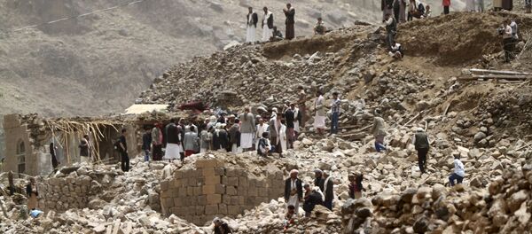 Moradores sobre os escombros de casas destruídas após um ataque aéreo na vila de Okash, perto de Sanaa, no Iêmen - Sputnik Brasil