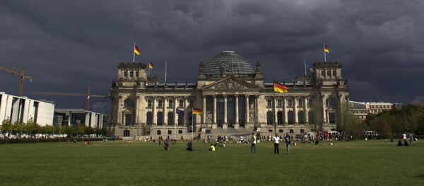 Dark clouds hang over the Reichstag, the German parliament Bundestag building, in Berlin - Sputnik Brasil