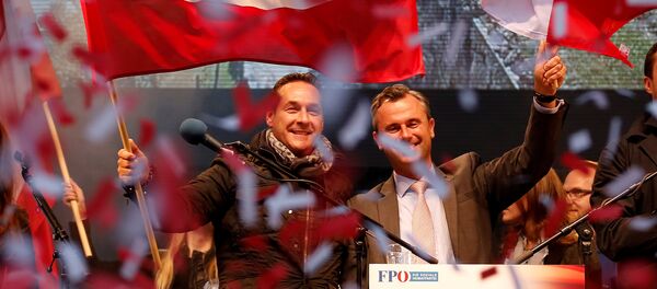 Presidenciável do Partido de Liberdade de direita Norbert Hofer ao lado do líder do partido Heinz-Christian Strache em Viena, Áustria, 22 de abril de 2016 - Sputnik Brasil