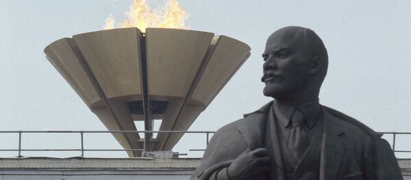 The Olympic flame rises over statue of Lenin outside Lenin Stadium in Moscow during the 1980 Olympic Games - Sputnik Brasil