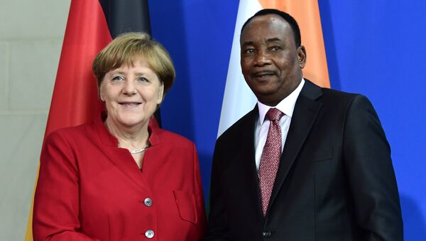 A chanceler alemã, Angela Merkel, aperta a mão do presidente do Níger, Mahamadou Issoufou - Sputnik Brasil