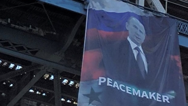Enorme banner louvando o presidente russo Vladimir Putin como um “pacificador” aparece na ponte Manhattan, em Nova York - Sputnik Brasil