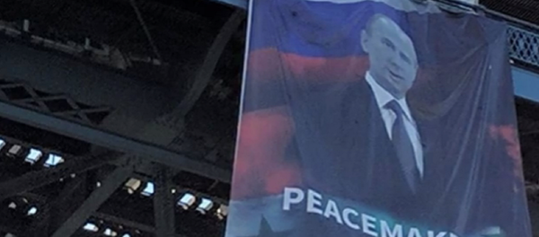 Enorme banner louvando o presidente russo Vladimir Putin como um “pacificador” aparece na ponte Manhattan, em Nova York - Sputnik Brasil