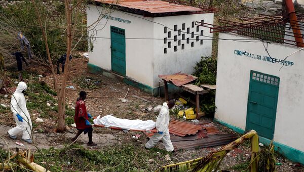 Corpo resgatado após passagem do furacão Matthew pela cidade de Jeremie, no Haiti - Sputnik Brasil