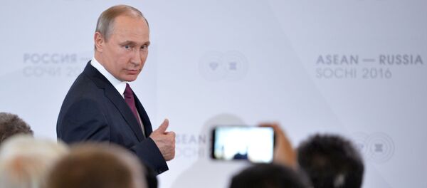 Presidente russo Vladimir Putin com representantes do Fórum de Negócios da Rússia no encontro dos chefes de delegações dos países participantes da cúpula Rússia-ASEAN em Sochi, Rússia, 2016 - Sputnik Brasil