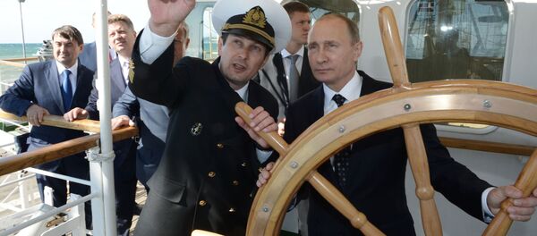 Líder russo Vladimir Putin a bordo de navio Nadezhda em Sochi, Rússia - Sputnik Brasil