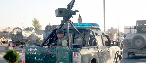 Um policial afegão vai em um carro em Tirin Kot, no sul do Afeganistão, em 8 de setembro de 2016, após combates com o Talibã - Sputnik Brasil