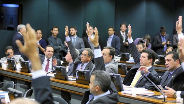 Deputados durante a aprovação do texto da PEC 241, na Comissão Especial da Câmara - Sputnik Brasil