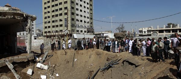 Yemenis gather around a crater caused by a Saudi-led airstrike that targeted a building in the centre of the capital Sanaa (File) - Sputnik Brasil