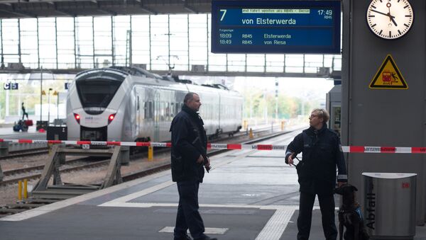 Policiais realizam operação na estação de trem de Chemnitz - Sputnik Brasil