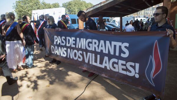 Nada de imigrantes nas nossas vilas, protestam moradores de Pierrefeu-du-Var - Sputnik Brasil