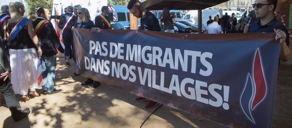 Nada de imigrantes nas nossas vilas, protestam moradores de Pierrefeu-du-Var - Sputnik Brasil