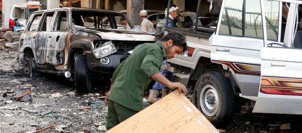 People look at the damage at the site of an airstrike which witnesses said was by Saudi-led coalition aircraft on mourners at a hall where a wake for the father of Jalal al-Roweishan, the interior minister in the Houthi-dominated Yemeni government, was being held, in Sanaa, Yemen October 8, 2016 - Sputnik Brasil