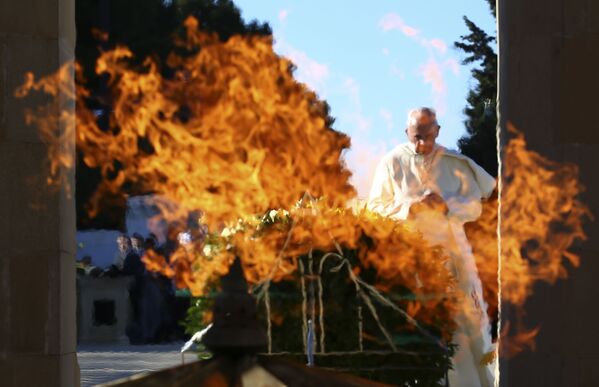 O Papa Francisco chegou ao Azerbaijão no âmbito de uma visita pastoral. O pontífice visitou um memorial dedicado aos heróis e defensores da independência e da integridade territorial do Azerbaijão - Sputnik Brasil