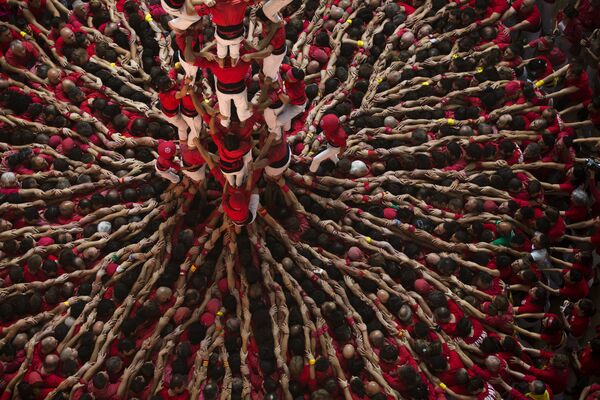 Cada ano, no início de outubro, em Tarragona decorrem as competições de castellers, um dos eventos mais interessantes e atraentes da Espanha. O objetivo é construir a torre humana mais alta possível - Sputnik Brasil