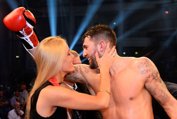 Em 1 de outubro, em Neubrandenburg, Nathan Cleverly venceu por nocaute técnico no primeiro round Jurgen Brahmer, se tornando assim campeão mundial dos pesos meio-pesados da Associação Mundial de Boxe - Sputnik Brasil